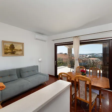 Limun-1 By Interhome טרוגיר